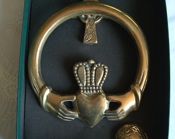 Aldaba de latón estilo Claddagh irlandés, sin usar, en su caja original.