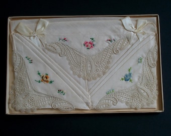 Vintage Crochet Lace Floral Handkerchiefs In Original Box