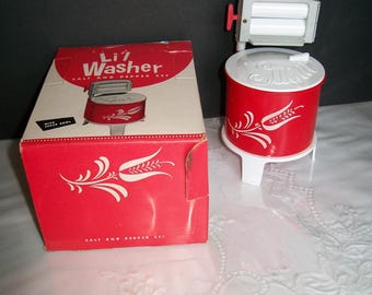 Salero y pimentero Li'l Washer en su caja original.