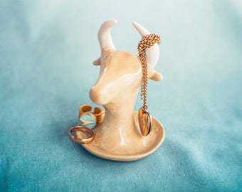 Soporte para joyas/platillo de baratijas de cerámica elegante hecho a mano con forma de cabeza de toro para anillos.