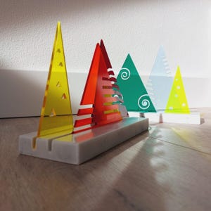 Centrotavola Natalizio "T(h)ree" – 3 Alberi Colorati in Acrilico Trasparente su Base in Marmo Bianco Carrara