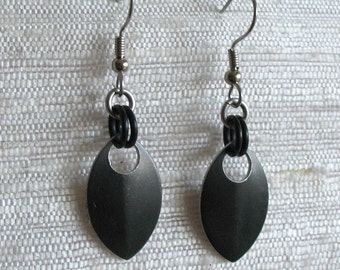 Single Leaf Chainmaille Earrings in Black