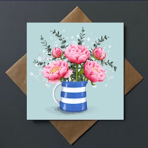 Carte vierge de pivoines, un pot en cornishware débordant de fleurs de jardin de cottage, vierge à l'intérieur
