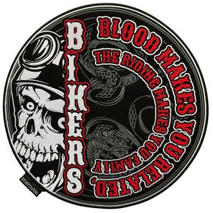 Puede incluir: Parche de motero redondo en blanco y negro con una calavera con casco. El parche tiene las palabras "BIKERS" en blanco y "BLOOD MAKES YOU RELATED, THE RIDING MAKES YOU FAMILY" en rojo, con imágenes de motocicletas.