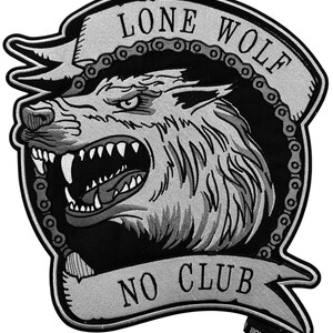 Puede incluir: Parche en blanco y negro con la cabeza de un lobo gruñendo, rodeada por una cadena, con las palabras "LONE WOLF" y "NO CLUB" en pancartas. El sitio web "WOLFCLAW.US" está impreso en la parte inferior.