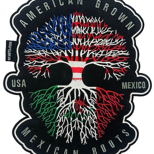 Könnte beinhalten: Ein schwarzer Patch mit einem Baumdesign. Der Baumstamm und die Äste sind weiß und die Blätter sind rot, weiß und blau. Die Wurzeln sind grün, weiß und rot. Der Text "AMERICAN GROWN" befindet sich oben auf dem Patch. Der Text "USA" befindet sich auf der linken Seite des Patches. Der Text "MEXICO" befindet sich auf der rechten Seite des Patches. Der Text "MEXICAN ROOTS" befindet sich unten auf dem Patch.