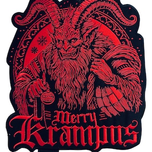 Puede incluir: Parche bordado rojo con una figura cornuda y barbuda que sostiene un adorno navideño. El texto "Merry Krampus" está debajo de la figura en una fuente gótica. El parche está sobre un fondo negro.
