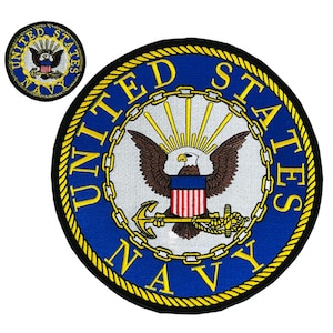 以下が含まれることがあります： 「United States Navy」の文字と、盾と錨を持ったハクトウワシが描かれた、青と金の刺繍パッチです。