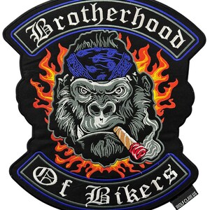 Puede incluir: Parche bordado en blanco y negro con un gorila que lleva un pañuelo azul y fuma un cigarro. El gorila está rodeado de llamas naranjas. El texto "Brotherhood of Bikers" está escrito en una fuente blanca cursiva alrededor del gorila.