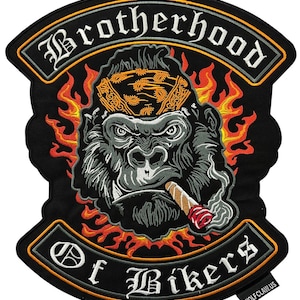 Puede incluir: Parche bordado en negro y naranja con un gorila que lleva un pañuelo y fuma un cigarro. El gorila está rodeado de llamas. El texto "Brotherhood of Bikers" está bordado alrededor del gorila.