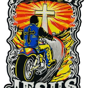 Könnte beinhalten: Ein gestickter Patch in Schwarzweiß mit einem Biker, der auf einem Motorrad auf eine weiße Kreuz zufährt, mit einem gelben und orangen Sonnenuntergang dahinter. Der Text "Fueled by Jesus" befindet sich auf dem Patch.