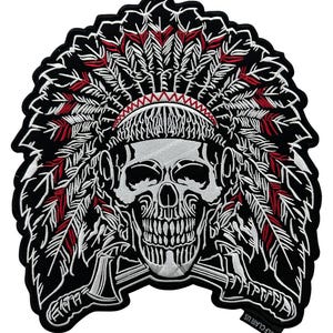 Op de afbeelding: Zwart-witte geborduurde patch van een schedel met een rode en witte verenhoed. Twee gekruiste bijlen bevinden zich achter de schedel. De tekst "WOLFCLAN.US" staat onderaan de patch.