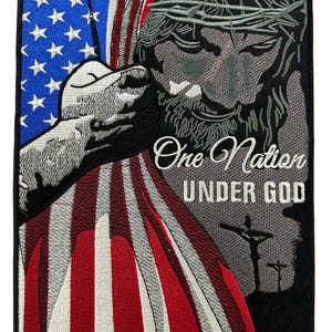 Pode incluir: Etiqueta bordada com uma representação de Jesus Cristo com uma coroa de espinhos, segurando uma bandeira americana. A bandeira é vermelha, branca e azul com estrelas. O texto "One Nation Under God" está bordado abaixo de Jesus. A etiqueta é preta com uma borda branca.