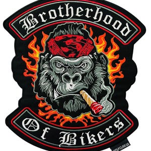Könnte beinhalten: Schwarz-weiß gestickter Patch mit einem Gorilla, der ein rotes Bandana trägt und eine Zigarre raucht. Der Gorilla ist von Flammen umgeben. Der Text "Brotherhood of Bikers" ist um den Gorilla herum gestickt.