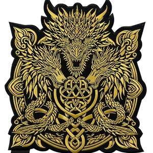 Könnte beinhalten: Ein gold gestickter Patch mit drei Wolfsköpfen und einem keltischen Knotendesign. Der Patch ist auf schwarzem Hintergrund.