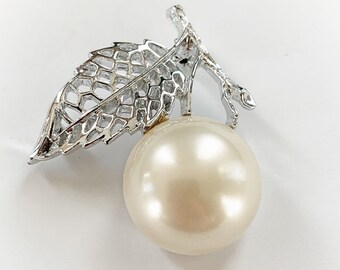 Vintage 1970s Sarah Coventry Nature's Pearl Berry Cherry Brooch