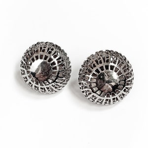 Orecchini a clip con cupola in metallo tono argento vintage con design ritagliato