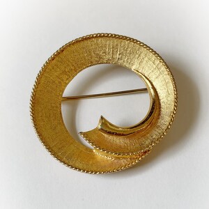 Vintage Gold Tone Metal Circle Brooch