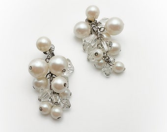 Vintage agrupadas uvas perlas falsas y cuentas facetadas translúcidas transparentes clip en pendientes