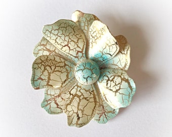 Vintage Emaille Blumen Brosche Crackled Creme Weiß und Aqua Blau Blütenblätter