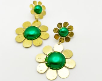 Vintage Boucles d'oreilles pendantes Flower Power en métal doré et plastique vert nacré