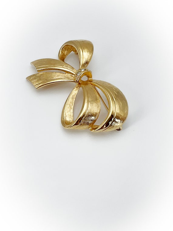 Broche Florale Avon En Métal Doré Et émail Des Années 1980 - Occasion