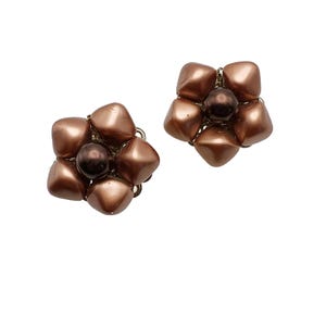 Pendientes vintage de plástico marrón perlado con forma de flor y clip