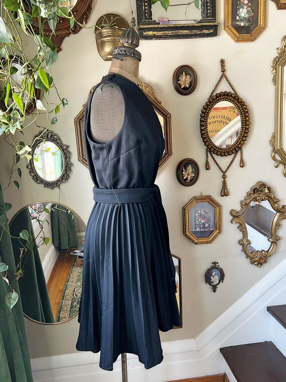 Vintage 1960s Black Polyester Sleeveless Pleated … - image 6