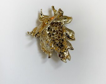 Broche Vintage Feuille Recourbée En Métal Doré Texturé Avec Perle Artificielle