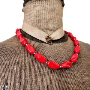 Vintage 1980s Red Plastic Twisted Oblong Beaded Necklace