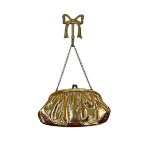 Bolso de noche vintage de vinilo dorado pequeño de los años 60 con asa de cadena plegable