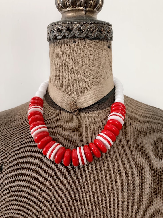 Vintage 1980s Red and White Plastic Beaded Neckla… - image 1