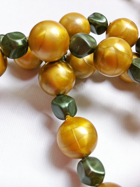 Vintage Green and Gold Plastic Necklace - image 7