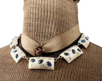 Silberfarbener Metallchoker mit blauen und weißen Strasssteinen