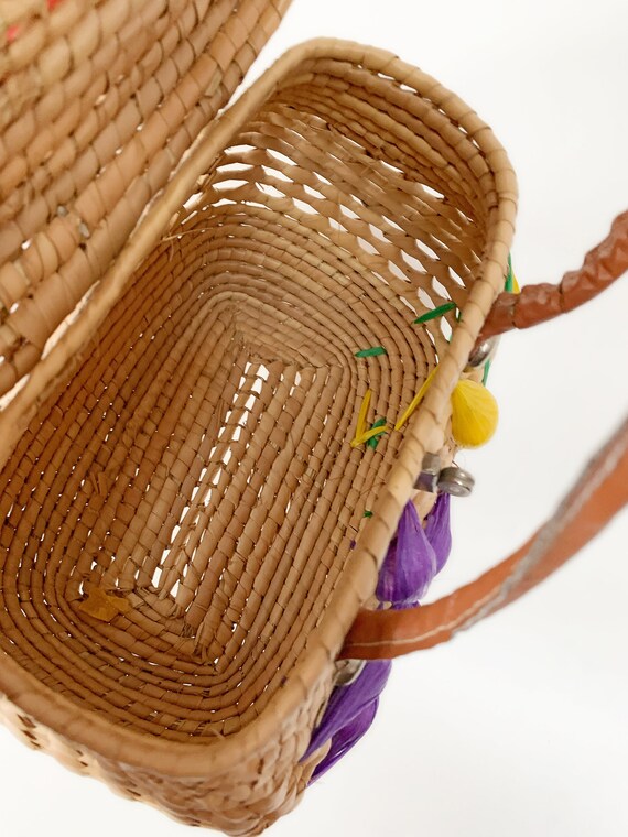 Vintage Straw Basket Purse with Raffia Flowers - image 9