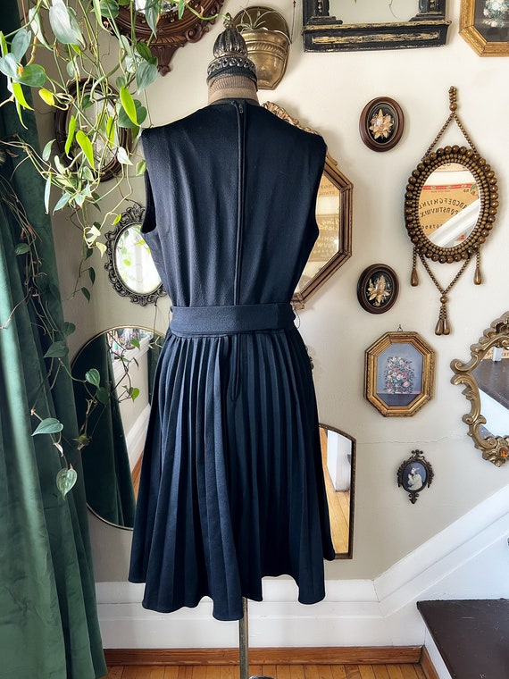 Vintage 1960s Black Polyester Sleeveless Pleated … - image 7