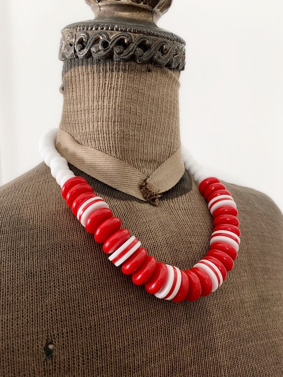 Vintage 1980s Red and White Plastic Beaded Neckla… - image 2