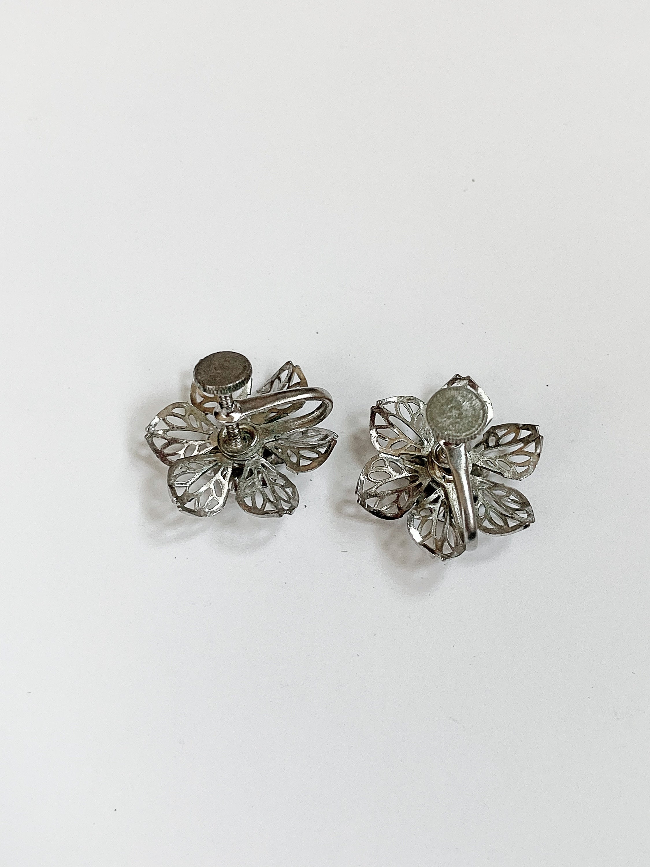 Boucles D'oreilles Vintage Métal Argenté à Clips Décor Floral Années 70-80 - Occasion