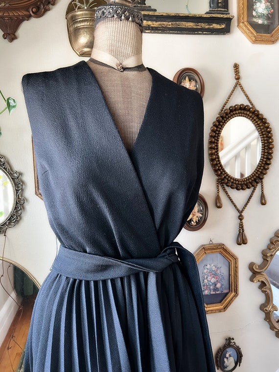 Vintage 1960s Black Polyester Sleeveless Pleated … - image 3