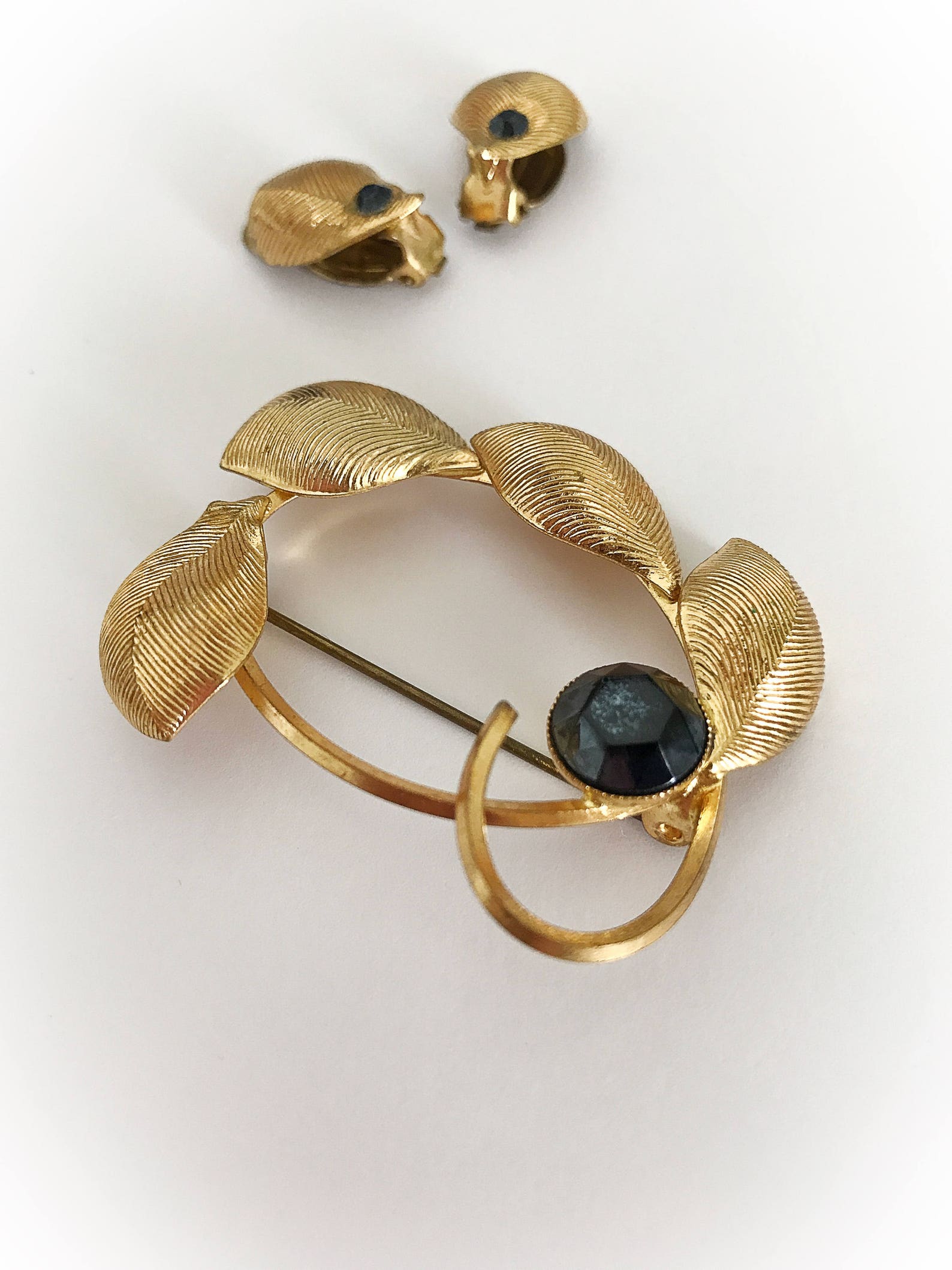 Vintage Gold Tone Metal Leaf and Brooch Jewelry Set With Black Etsy