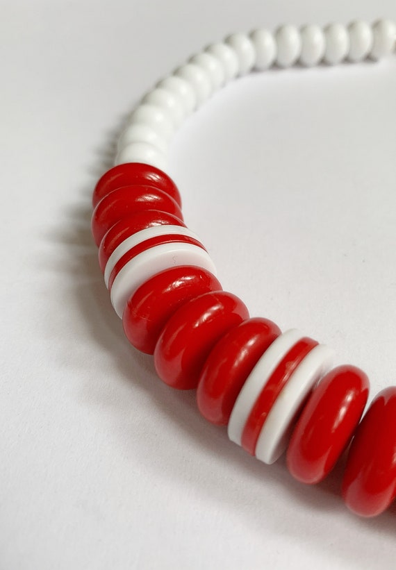 Vintage 1980s Red and White Plastic Beaded Neckla… - image 5