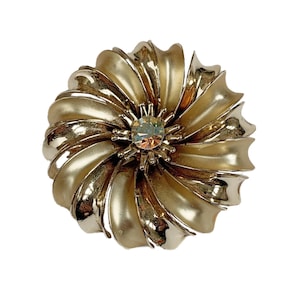 Broche vintage de metal dorado con forma de espiral y centro de diamantes de imitación iridiscentes