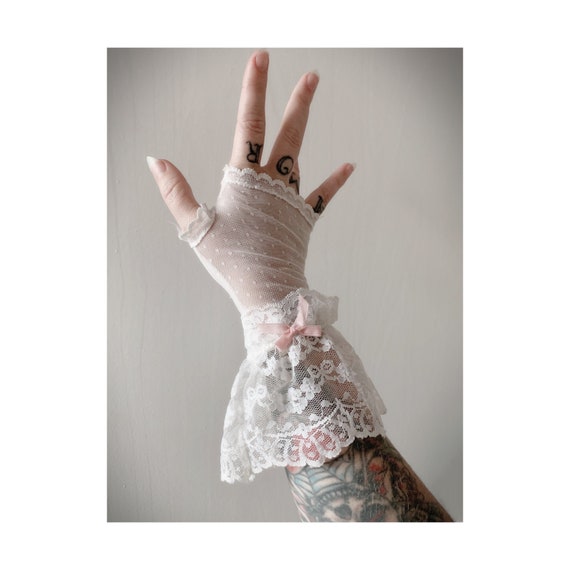 Vintage Fingerless White Lace Gloves