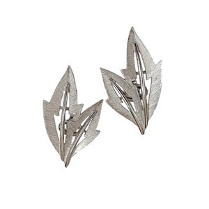 Orecchini a clip vintage Trifari Crown in metallo color argento con foglia