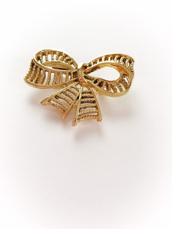 Gold bow brooch clearance