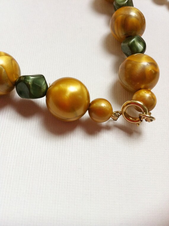 Vintage Green and Gold Plastic Necklace - image 6