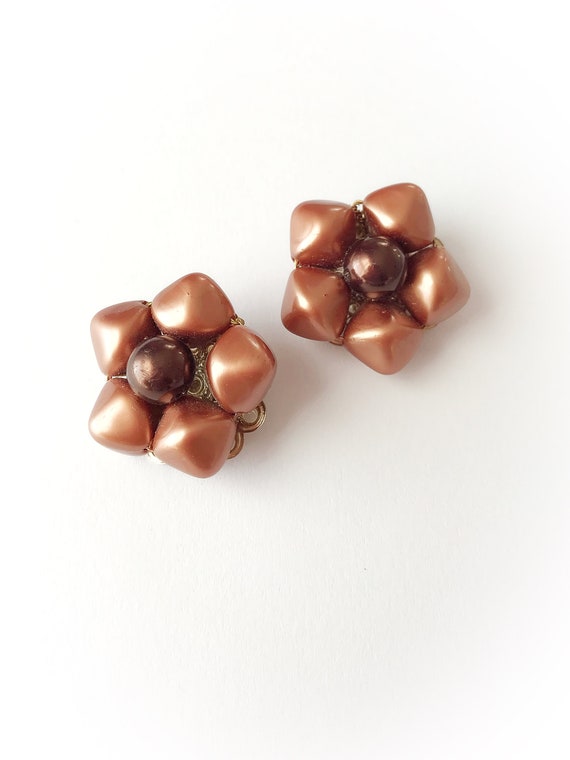 Vintage Pearlescent Brown Plastic Flower Earrings… - image 2