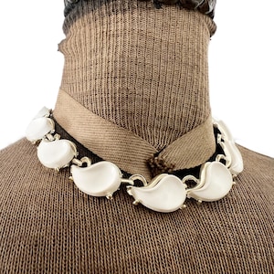 Vintage Lisner White Plastic Teardrop Choker Necklace