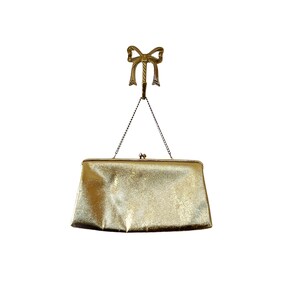 Cartera vintage de vinilo dorado con asa de cadena y opción de cartera plegable