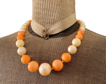 Collar vintage de cuentas de plástico perladas de color naranja